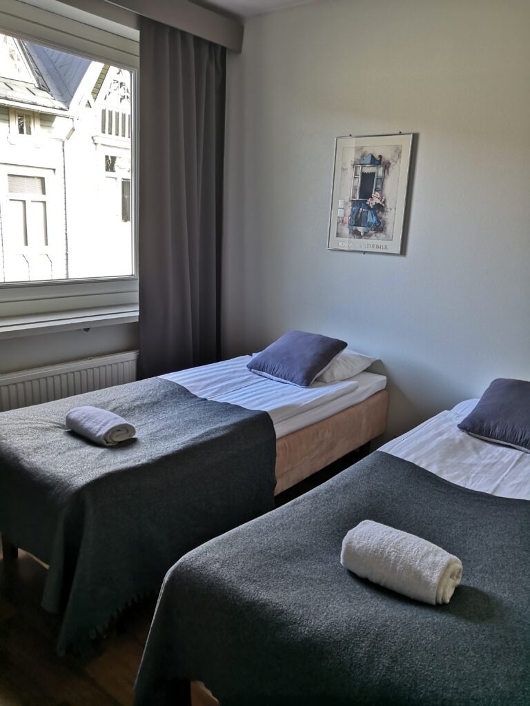Twin room in Tammisaaren kaupunginhotelli.
