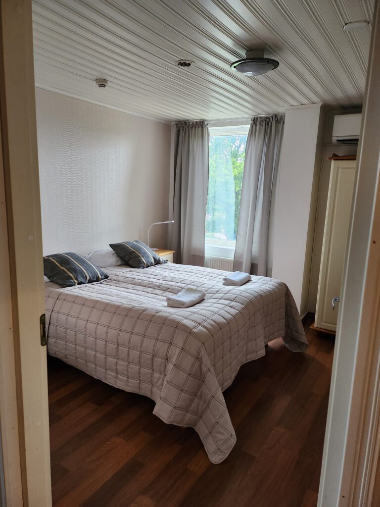 Tammisaari suite and kaupunginhotelli's queen bed.